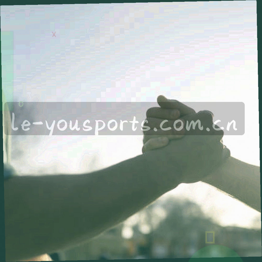 高校体育馆内正在进行体育活动，场边学生与工作人员围在一起交流记录，馆内光线明亮